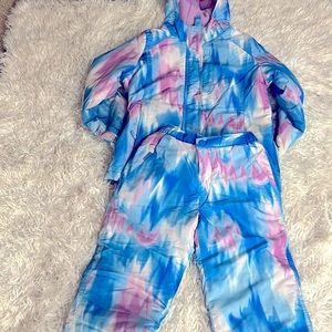 Lightly used snow set. Includes jacket and matching snow pants.